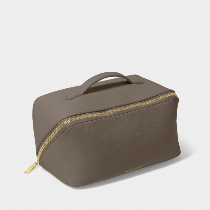 Fotografia: Katie Loxton Bolsa grande de pelúcia para maquilhagem e produtos de higiene pessoal