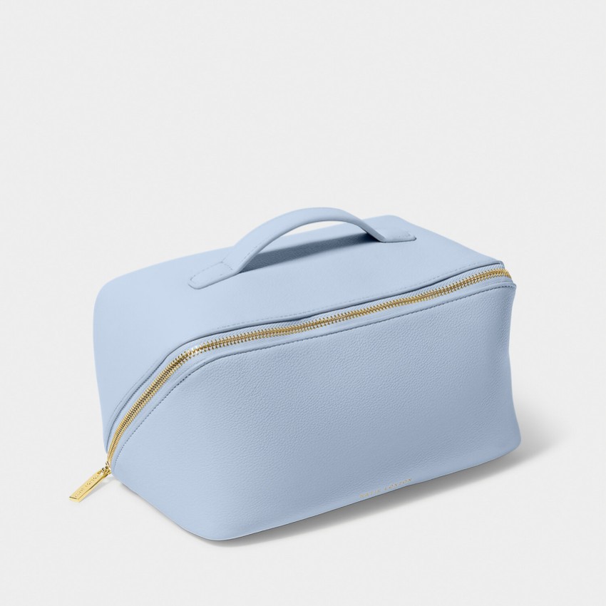 Fotografia: Katie Loxton Bolsa grande para maquilhagem e produtos de higiene pessoal em azul