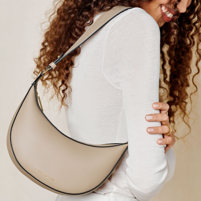 Fotografía: Katie Loxton Bolso de hombro pequeño Marni en color topo claro