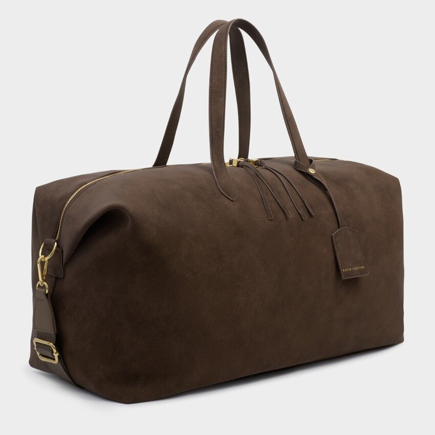 Fotografía: Katie Loxton Bolso de viaje tipo duffle de imitación de ante «Soho Chocolate»