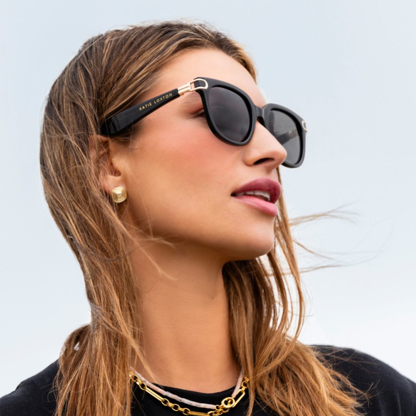 Fotografía: Katie Loxton Gafas de sol Manhattan en negro y dorado