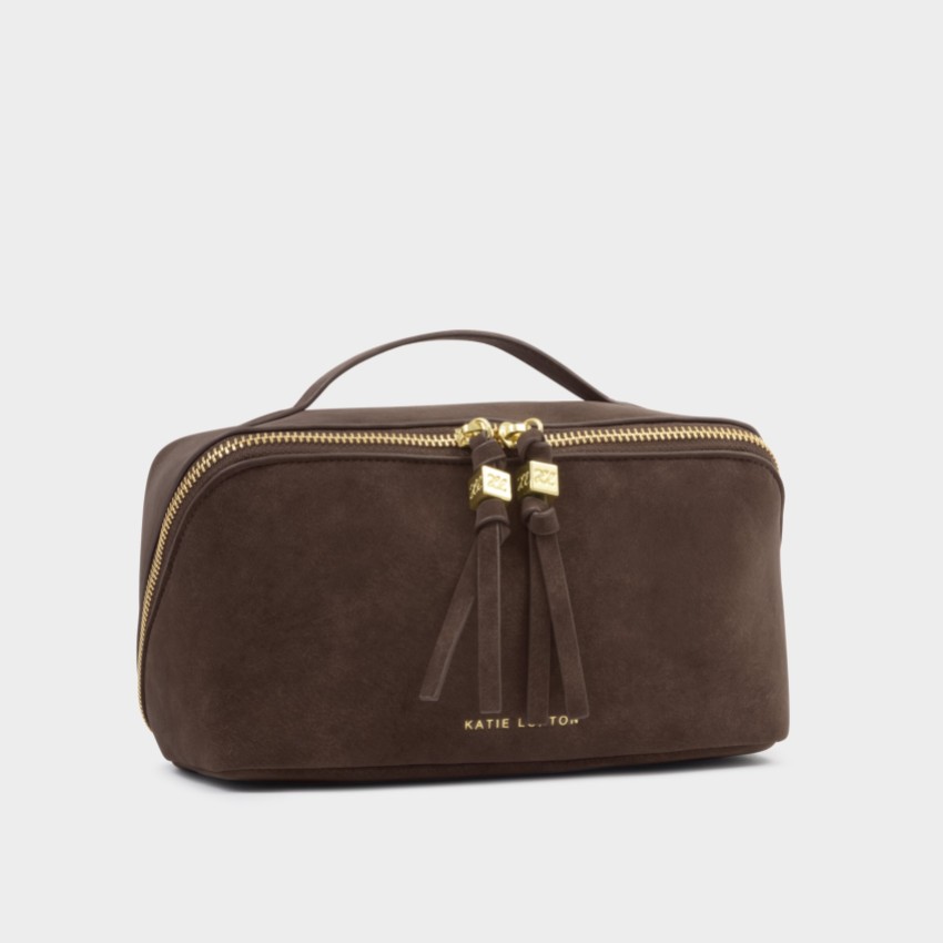 Photograph: Katie Loxton Trousse de maquillage et de toilette Soho en simili-suède, couleur chocolat, format moyen