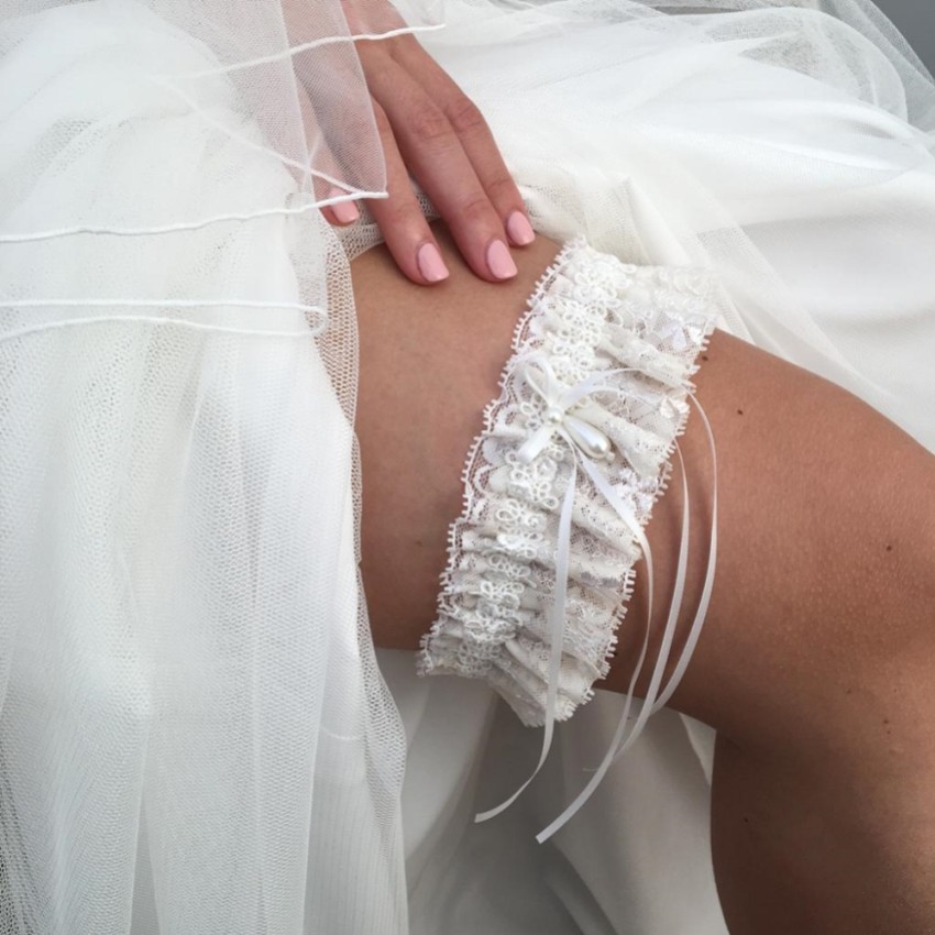 Fotografía: Liguero nupcial de encaje floral color marfil de Chantilly con perla en forma de gota