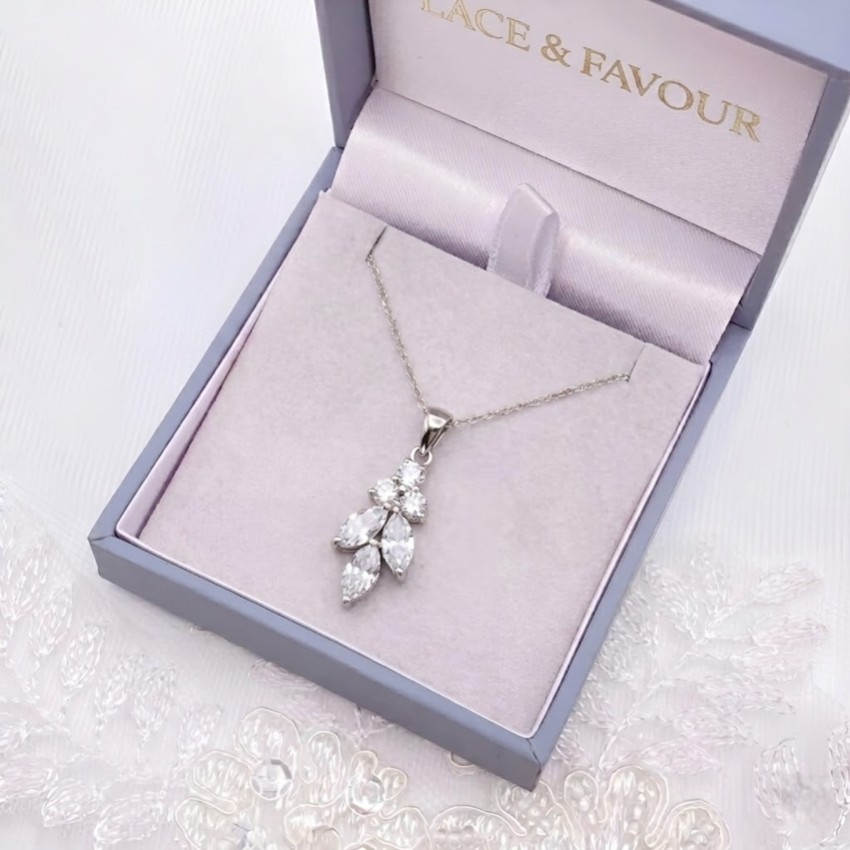 Fotograf: Lila Silver Dainty Cubic Zirconia Drop Bridal Pendant Necklace