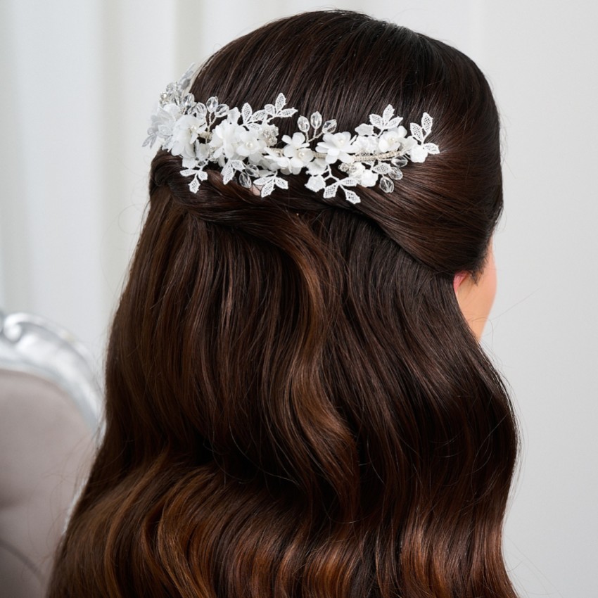 Fotografia: Marianna: Acessório de cabelo nupcial em marfim, flores e renda