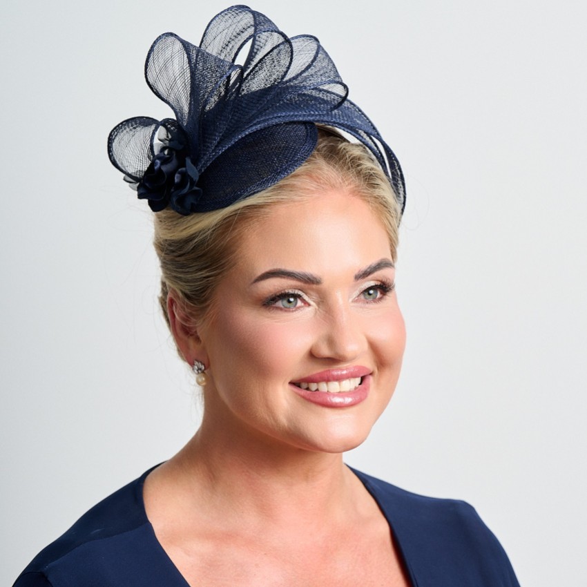 Fotograf: Marineblaue einfache Seite Falte Sinamay Hochzeit Fascinator