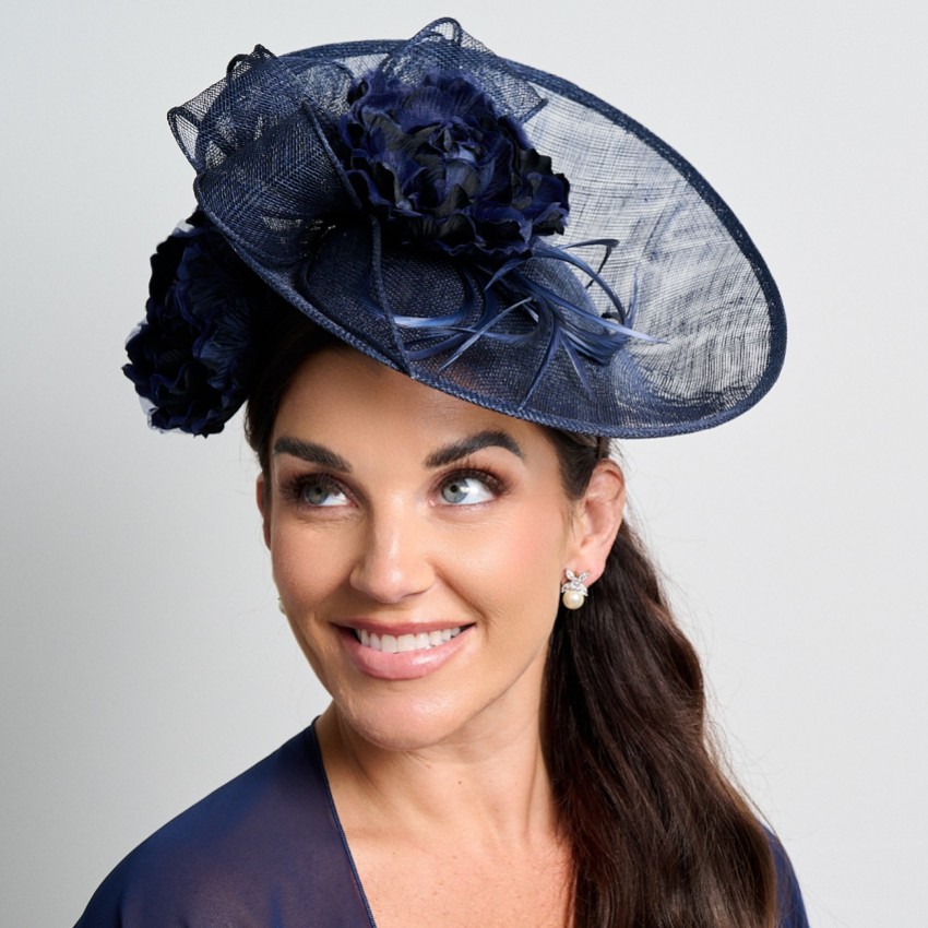 Fotograf: Navy Floral Große Sinamay Scheibe Hochzeit Fascinator