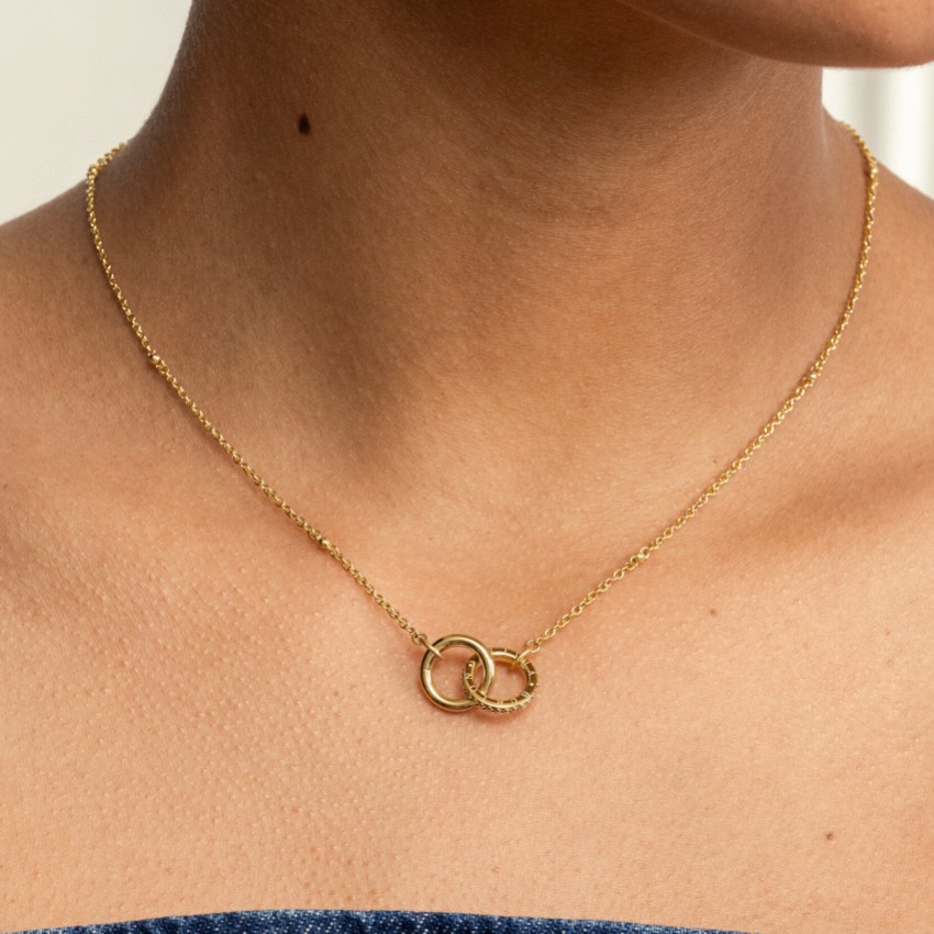 Fotografía: Olivia Burton Collar Amity Interlock chapado en oro