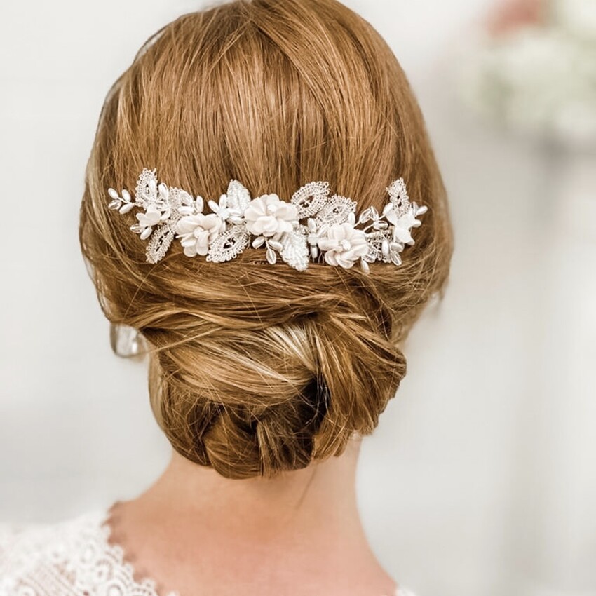 Fotografía: Peineta para el pelo «Sabrina» con hojas de abalorios y flores de cristal opalino en tono rosa pálido