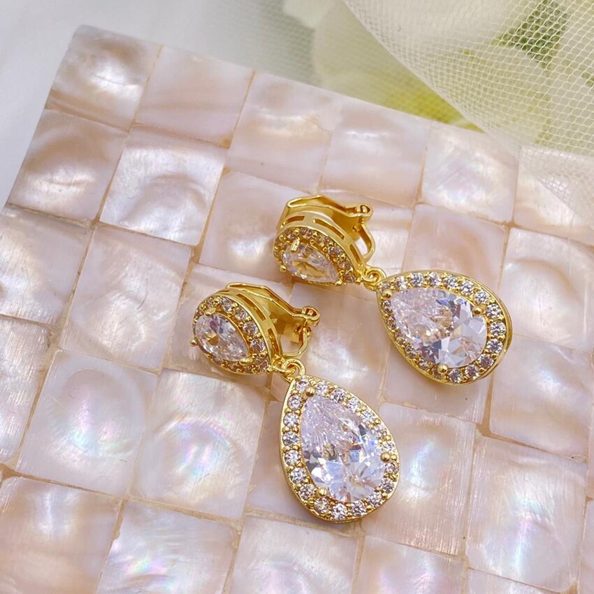 Fotografía: Pendientes de boda con clip «Celeste», adornados con cristales dorados