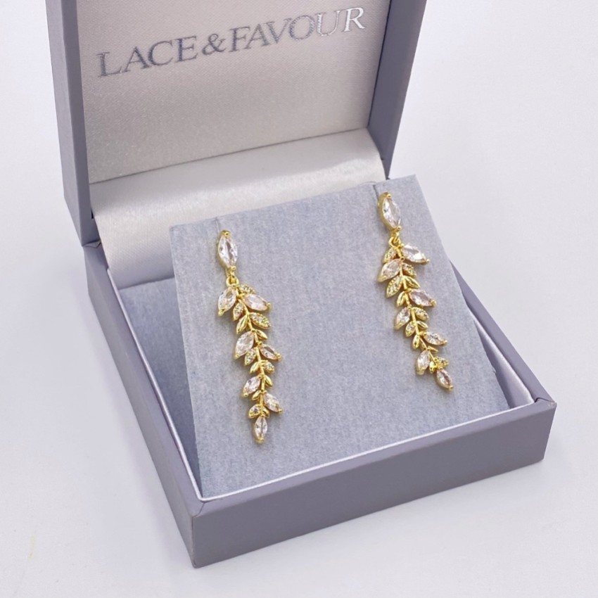 Fotografía: Pendientes de hojas de cristal brillante en color dorado