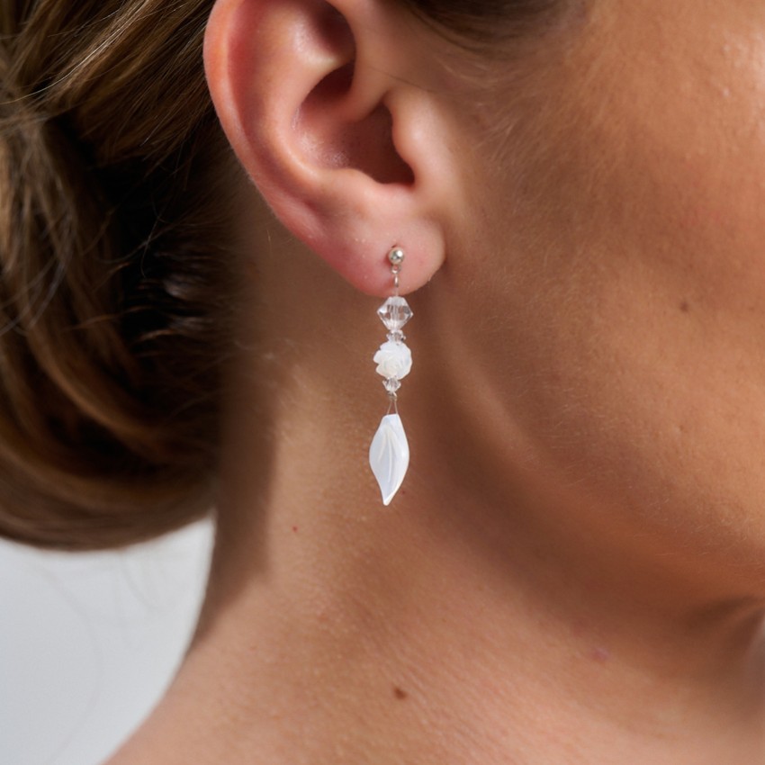 Fotografía: Pendientes largos con motivos florales y acabado nacarado Rosa Mae