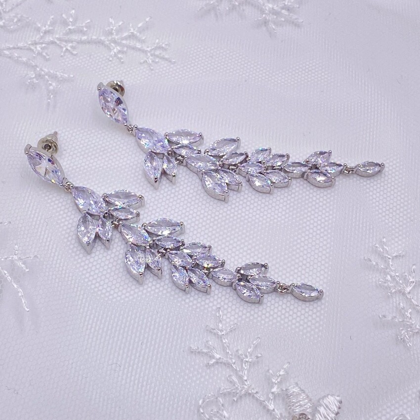 Fotografía: Pendientes largos con zirconitas en forma de gota «Belize Statement»