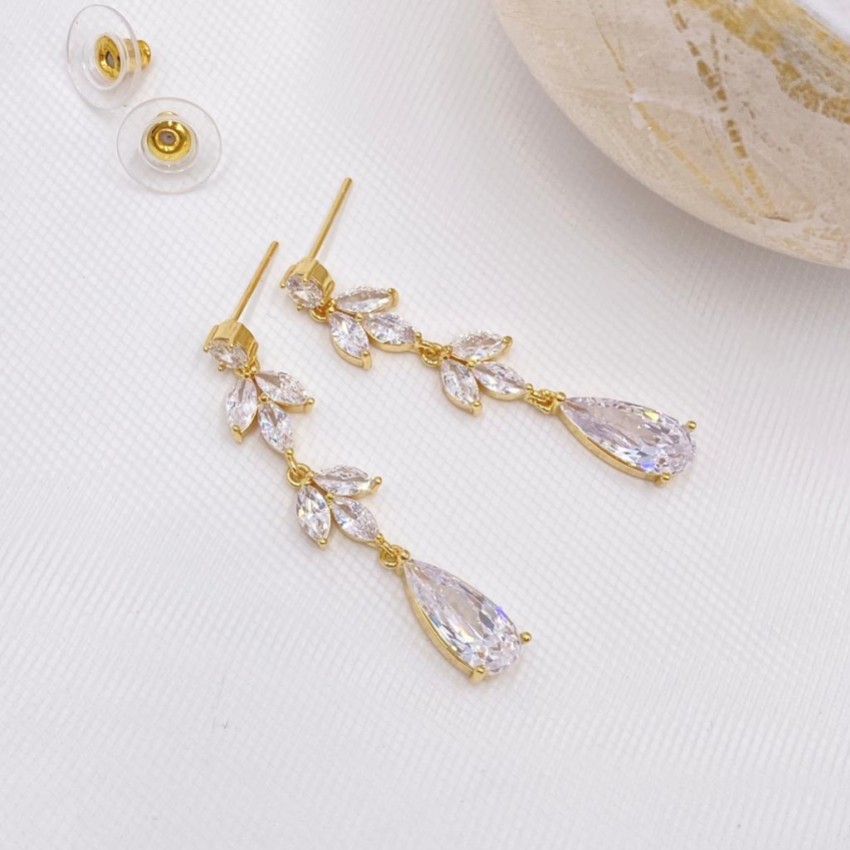 Fotografía: Pendientes largos con zirconitas en forma de gota de la colección Radiance Gold 