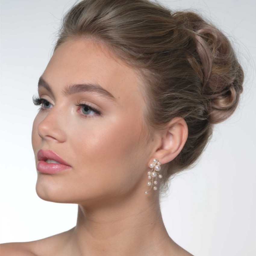 Fotografía: Pendientes Laurel Blush con ramita de perlas y gota dorada