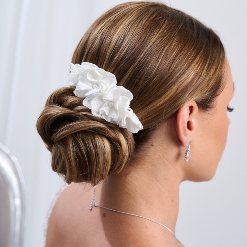 Fotografia: Pente de cabelo com flor de tecido em cor de marfim