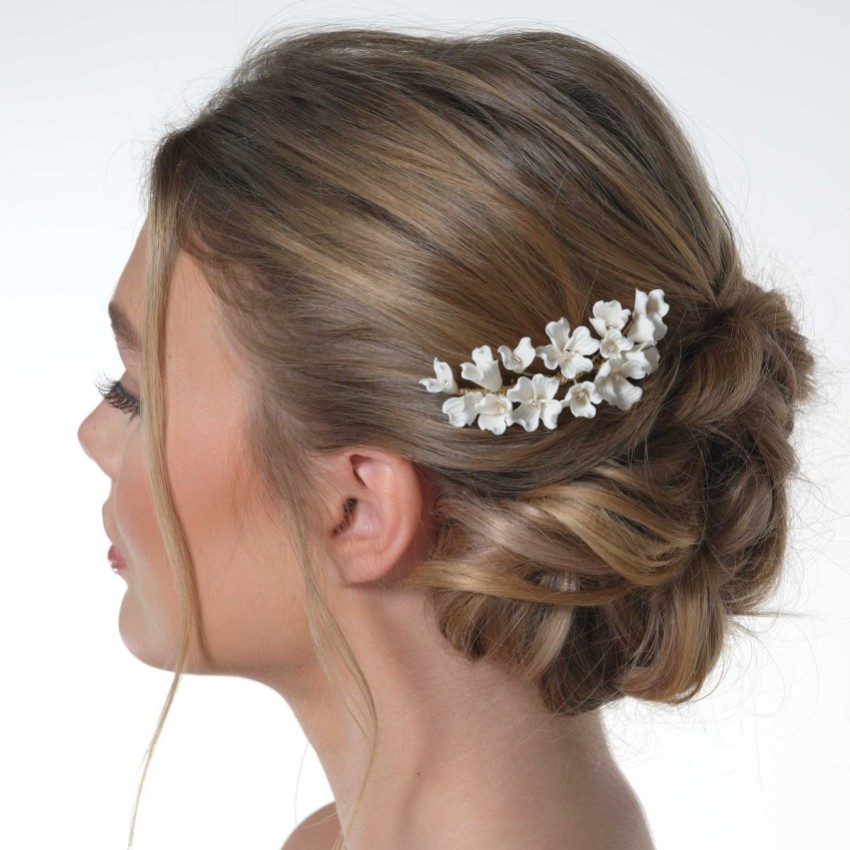 Fotografia: Pente de cabelo dourado com flor de porcelana em tom marfim de camélia