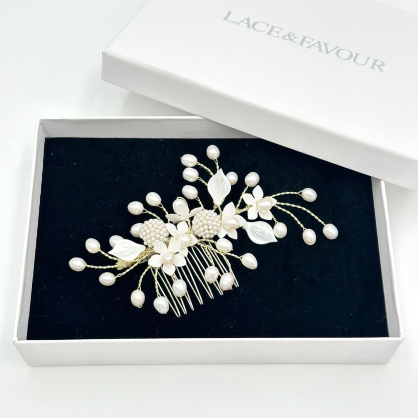 Fotografia: Pente de cabelo floral para casamento com spray de pérolas douradas