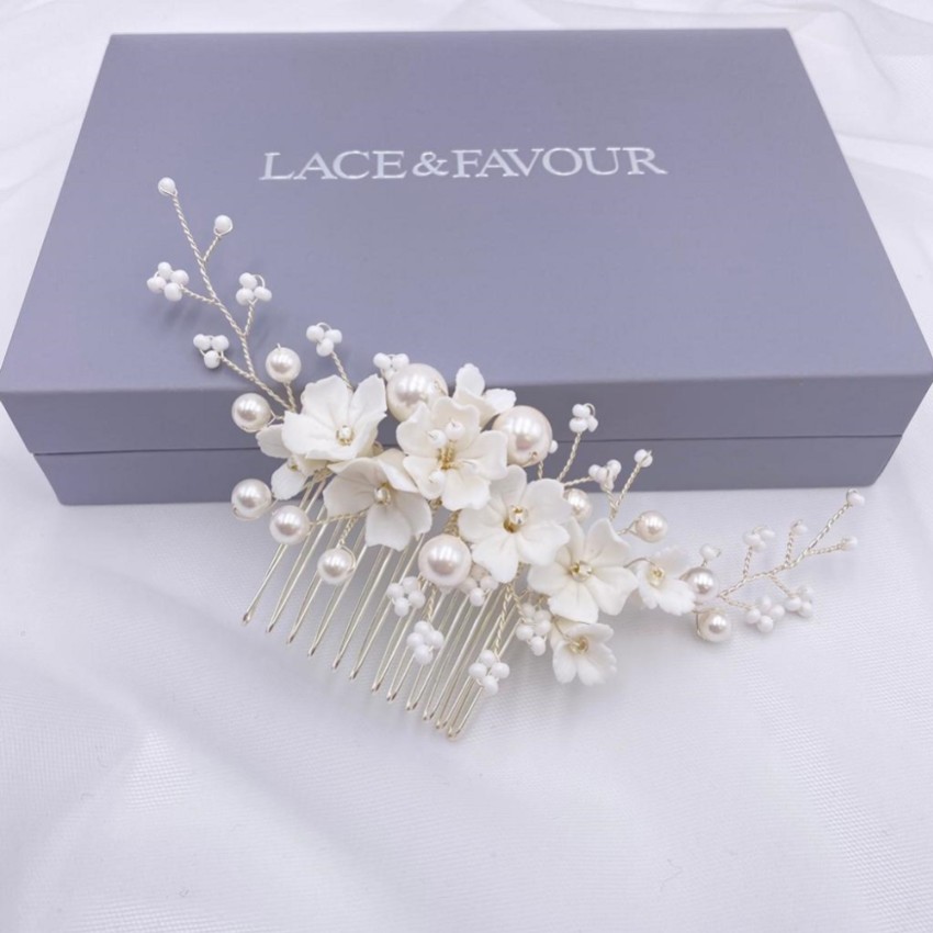 Fotografia: Pente de cabelo para casamento com flores de porcelana em tom marfim e pérolas (prateado)