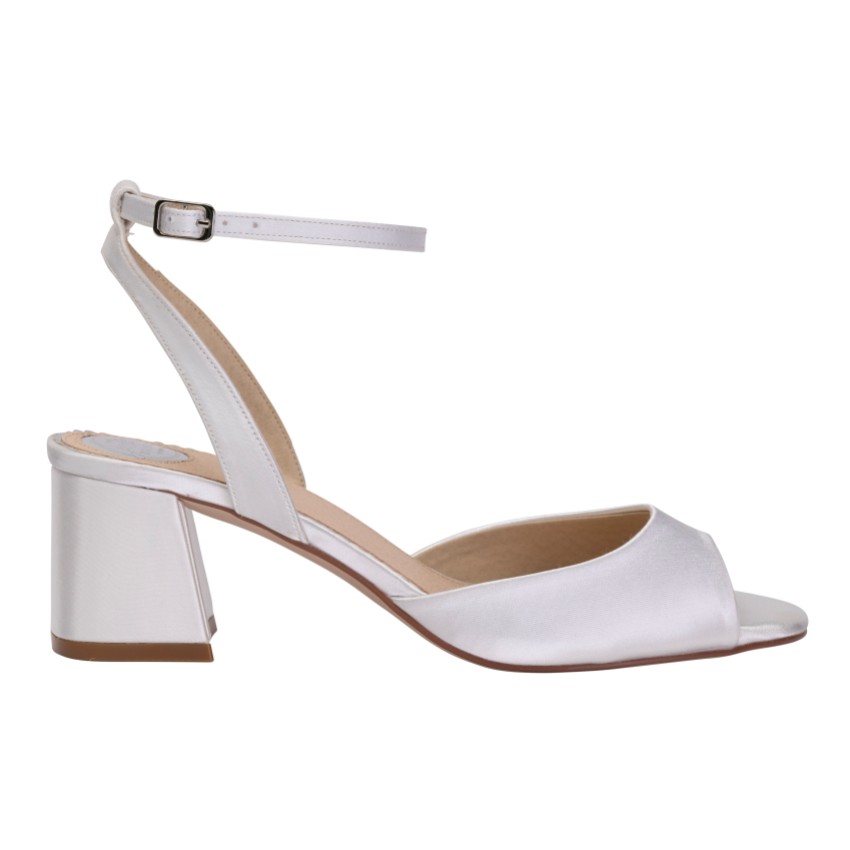 Photograph: Perfect Bridal Ada Dyeable Ivory Satin Mid Block Heel Sandals (Sandales à talons moyens en satin ivoire)