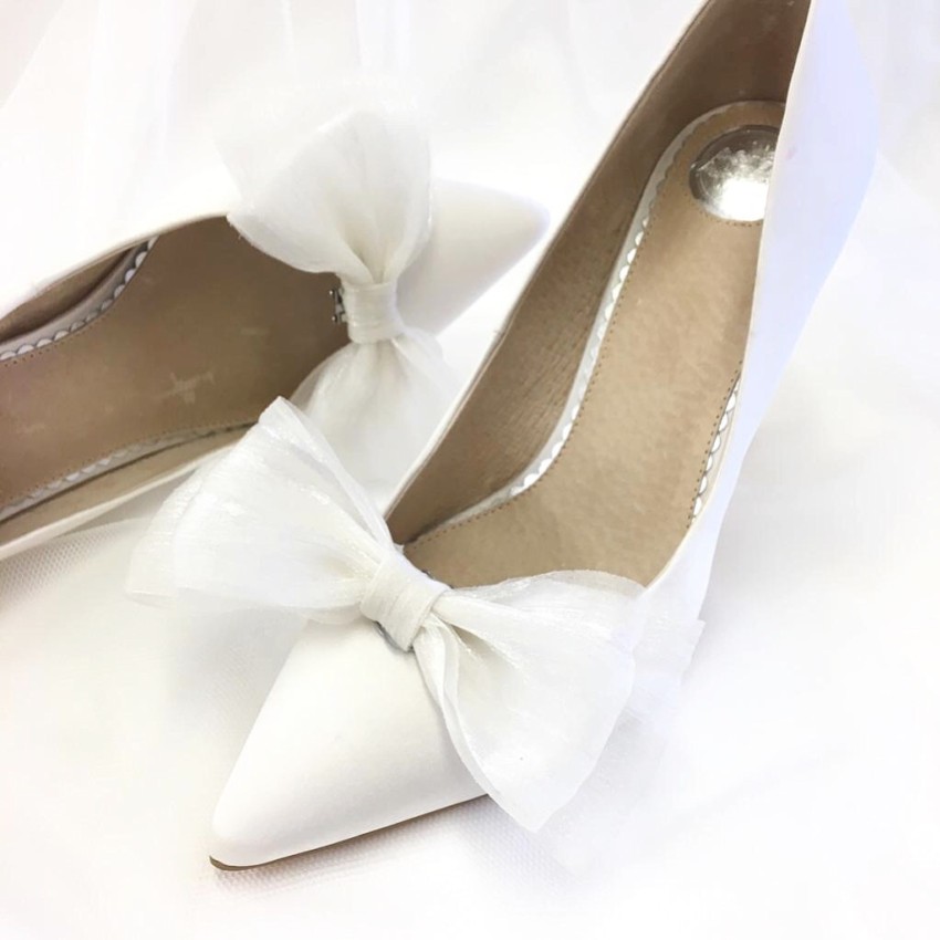 Fotografía: Perfect Bridal Adornos para zapatos con lazo de organza color marfil de Daphne