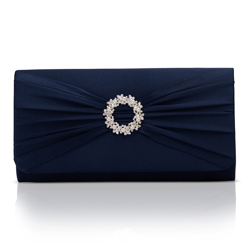 Fotografia: Perfect Bridal Bolsa de mão com broche em cetim azul-marinho e pérola Harlow