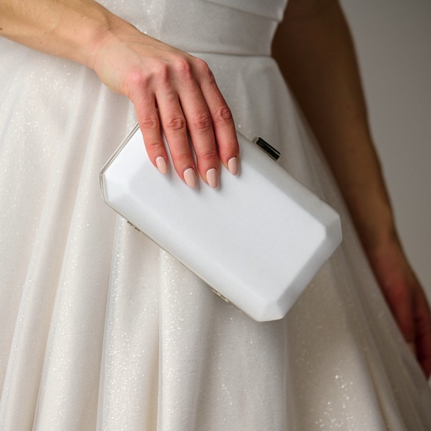 Fotografia: Perfect Bridal Bolsa de mão tipo clutch em cetim preto e branco