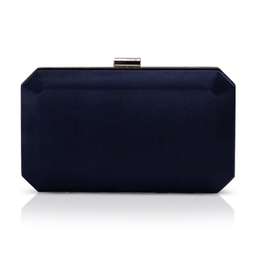 Fotografía: Perfect Bridal Bolso de mano tipo caja de satén azul marino