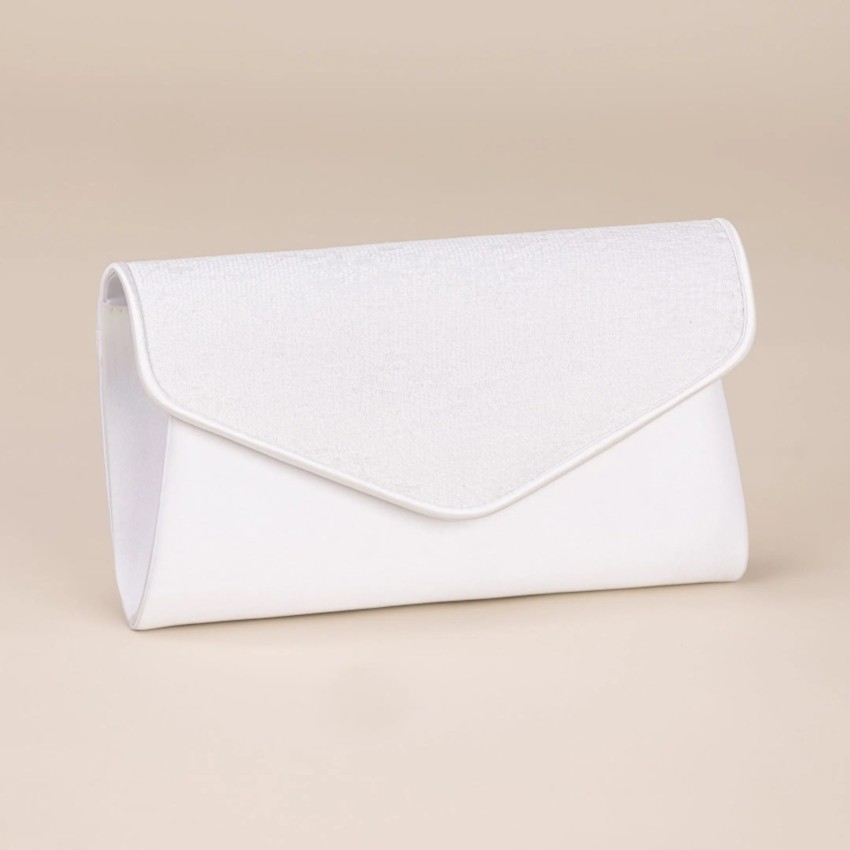 Fotografía: Perfect Bridal Bolso de mano tipo sobre de encaje Chantilly color marfil de Brittany