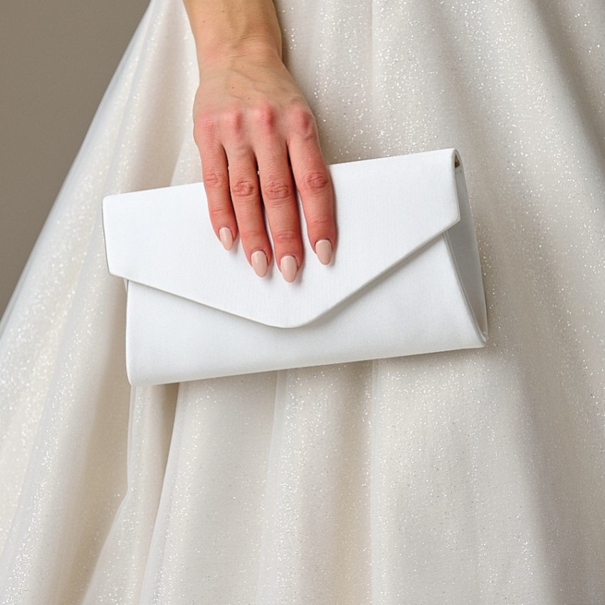 Fotografía: Perfect Bridal Bolso de mano tipo sobre de satén marfil teñible de Simone