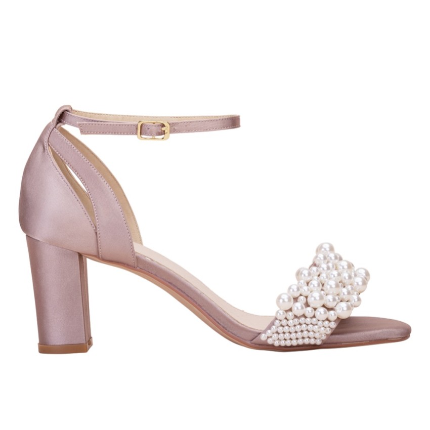 Fotograf: Perfect Bridal Carrie Mocha Satin Perle Blockabsatz Sandalen