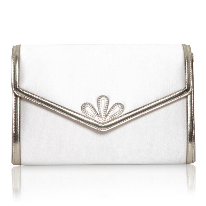 Fotograf: Perfect Bridal Clover Färbbare elfenbeinfarbene Satin und Gold Clutch Tasche