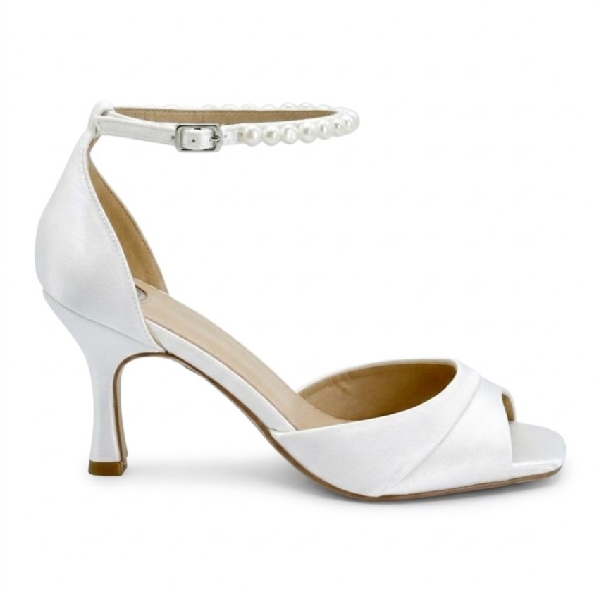 Fotograf: Perfect Bridal Misha Färbbare elfenbeinfarbene Satin Sandalen mit mittlerem Absatz und Keshi-Perlenband (ST10)