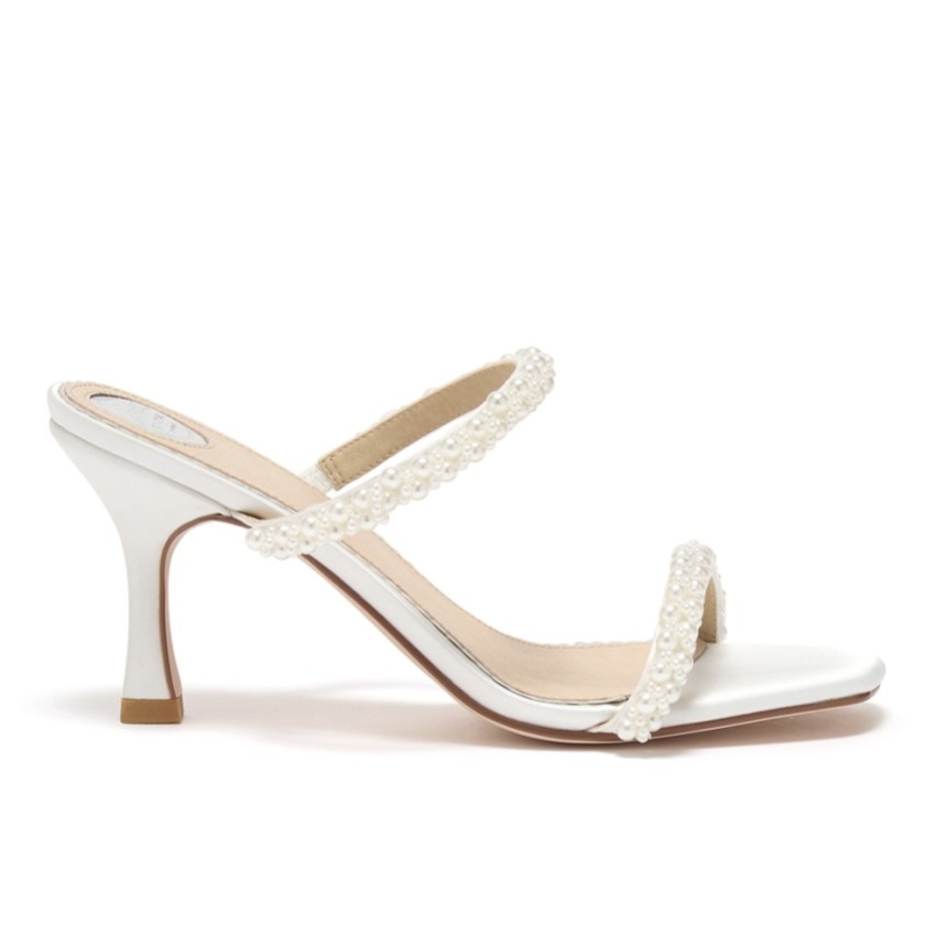 Fotografia: Perfect Bridal Mules con tacco e cinturini in raso avorio Stacie con perle