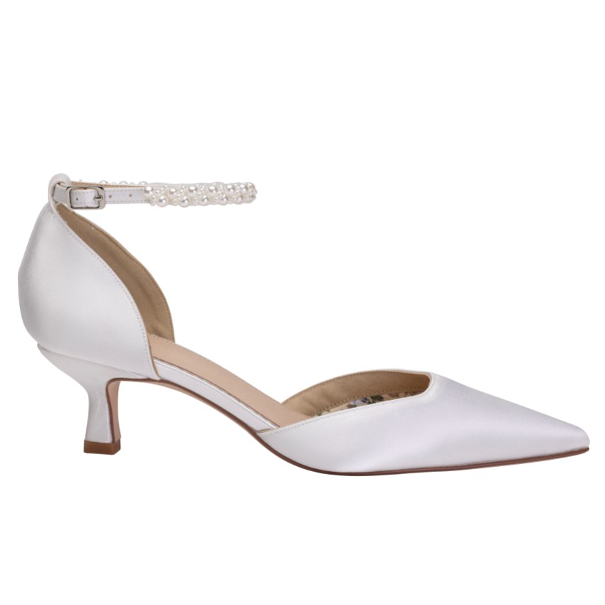 Fotograf: Perfect Bridal Pixie Färbbare Elfenbein Satin Perle Riemchen Kitten Heels