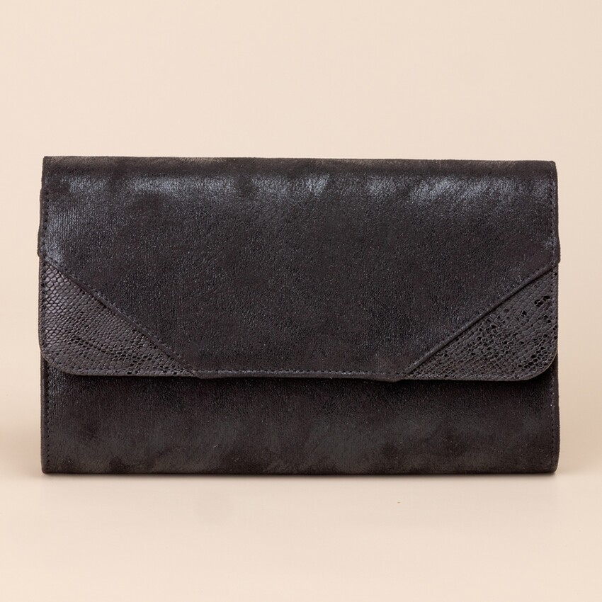 Photograph: Perfect Bridal Pochette Amelia Black avec détails en peau de serpent