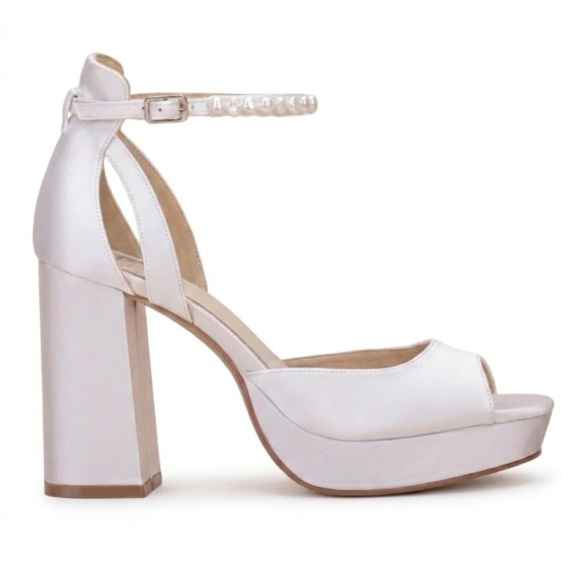 Fotografía: Perfect Bridal Sandalias de plataforma con tacón cuadrado de satén marfil teñible de Camden, con correa de perlas Keshi (ST10)