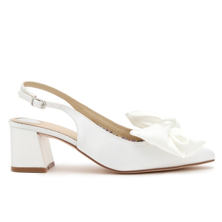 Fotografía: Perfect Bridal Sandalias de talón bajo con lazo de satén color marfil de Luella (horma ancha)