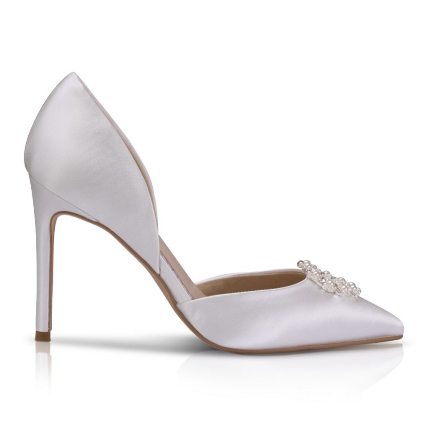 Fotografia: Perfect Bridal Sapatos de salto alto de cetim cor de marfim com broche de pérola da Pippa Dyeable