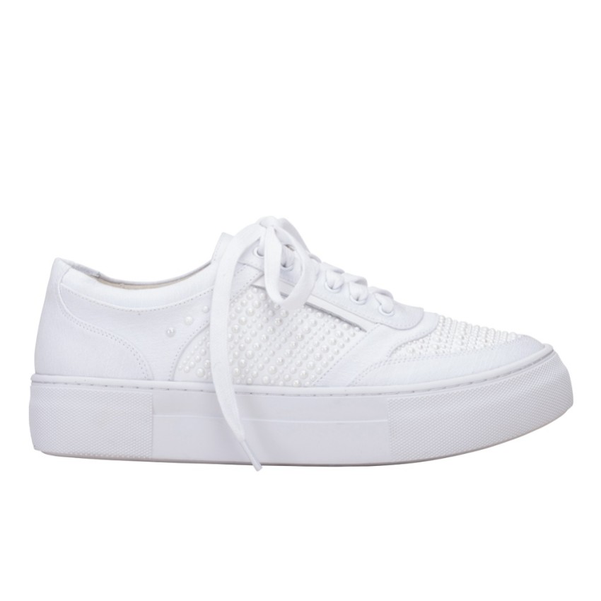 Fotografía: Perfect Bridal Zapatillas deportivas con plataforma y adornos de perlas de color marfil de Ezra