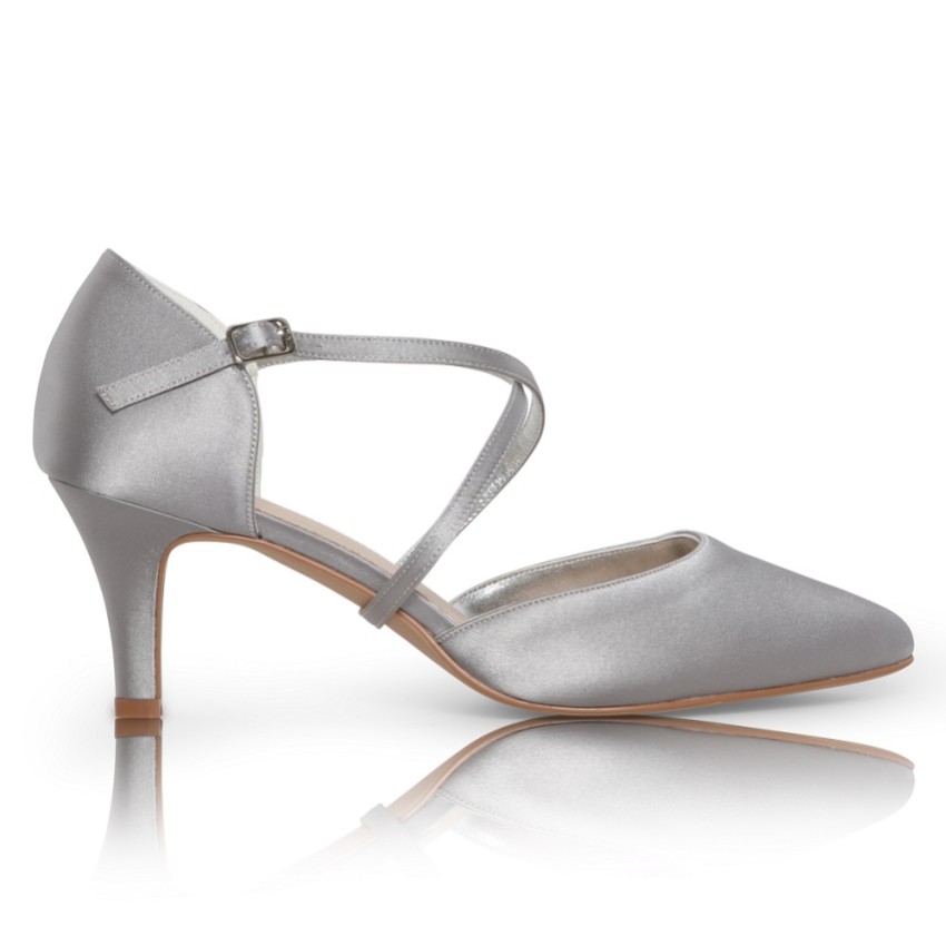 Fotografía: Perfect Bridal Zapatos de salón de tacón medio de satén plateado con tiras cruzadas
