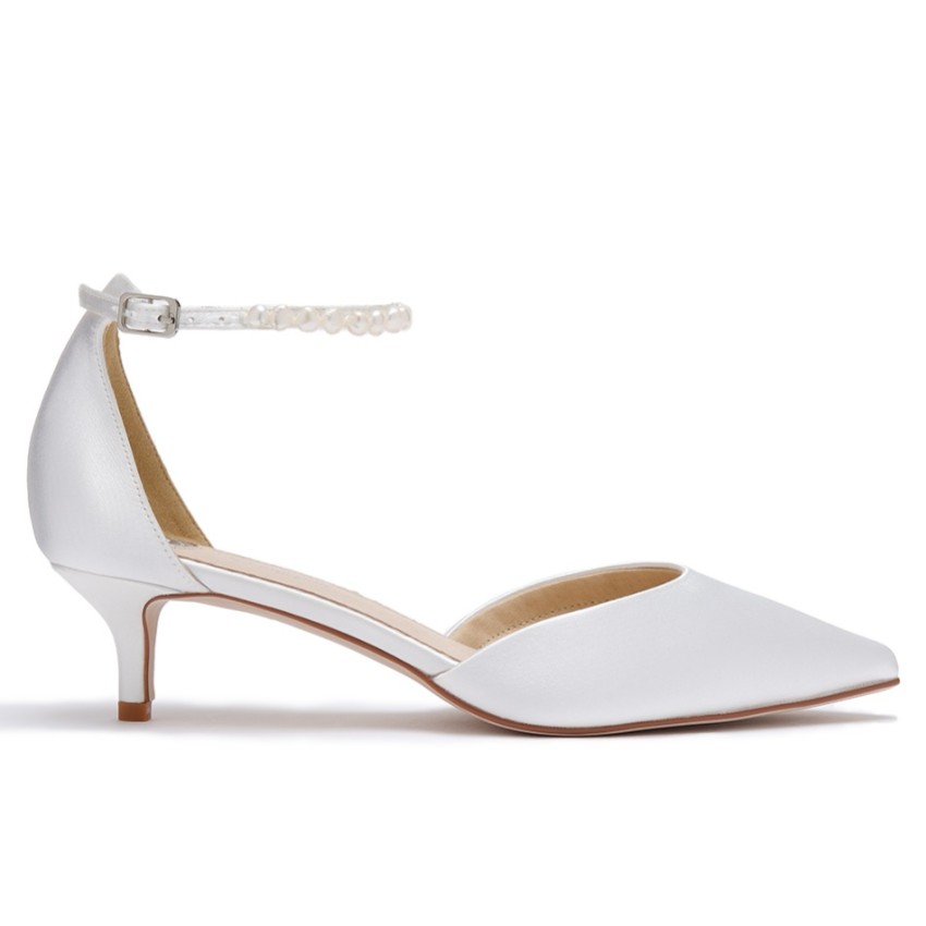 Fotografía: Perfect Bridal Zapatos de tacón bajo con correa al tobillo y perlas Keshi de satén marfil teñible de Eliza