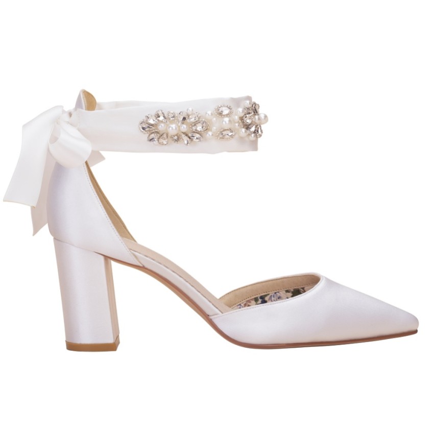 Fotografía: Perfect Bridal Zapatos de tacón grueso con lazo y adornos de satén color marfil de Aimee