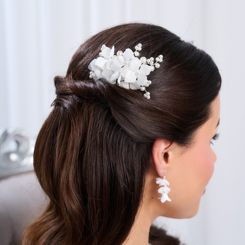 Fotografia: Pettinatura per capelli Hydrangea Dainty Ivory in tessuto con fiori e perle
