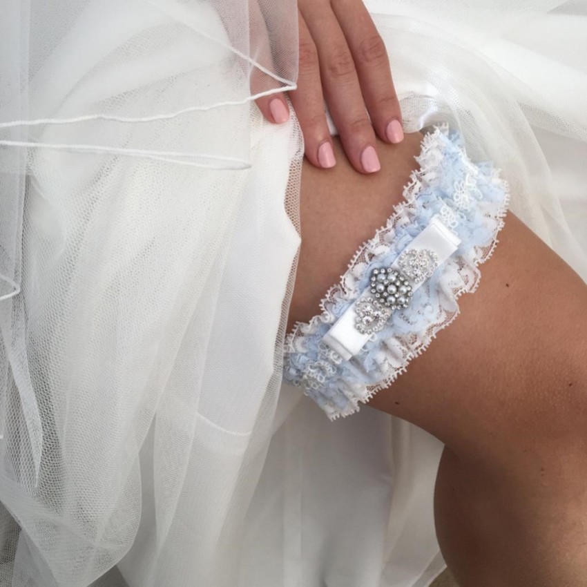 Zdjęcie: Podwiązka w kolorze Infinity Blue i Ivory z koronką oraz kokardką zdobioną kryształkami