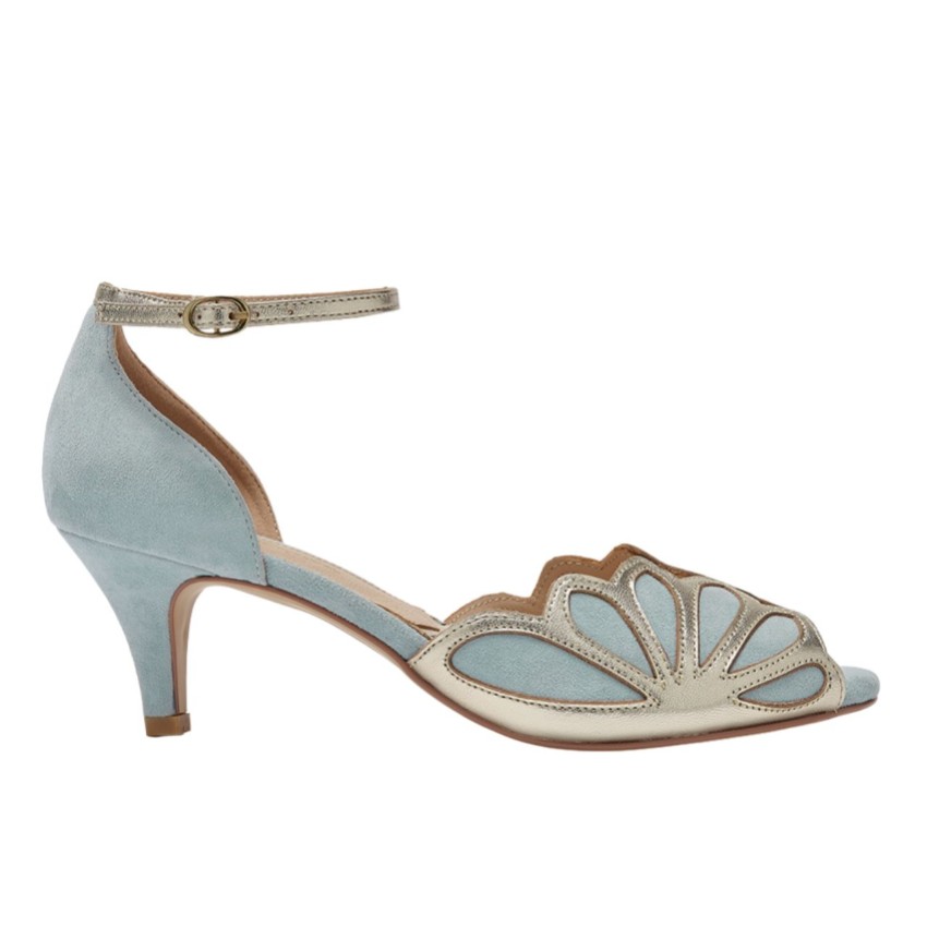 Photograph: Rachel Simpson Isadora Dusky Blue Suede Low Heel Ankle Strap Sandals (Sandales en daim à petits talons)