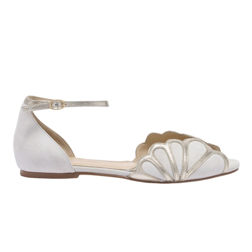 Fotograf: Rachel Simpson Willow Ivory Wildleder Art-Déco-Sandalen mit flachem Absatz