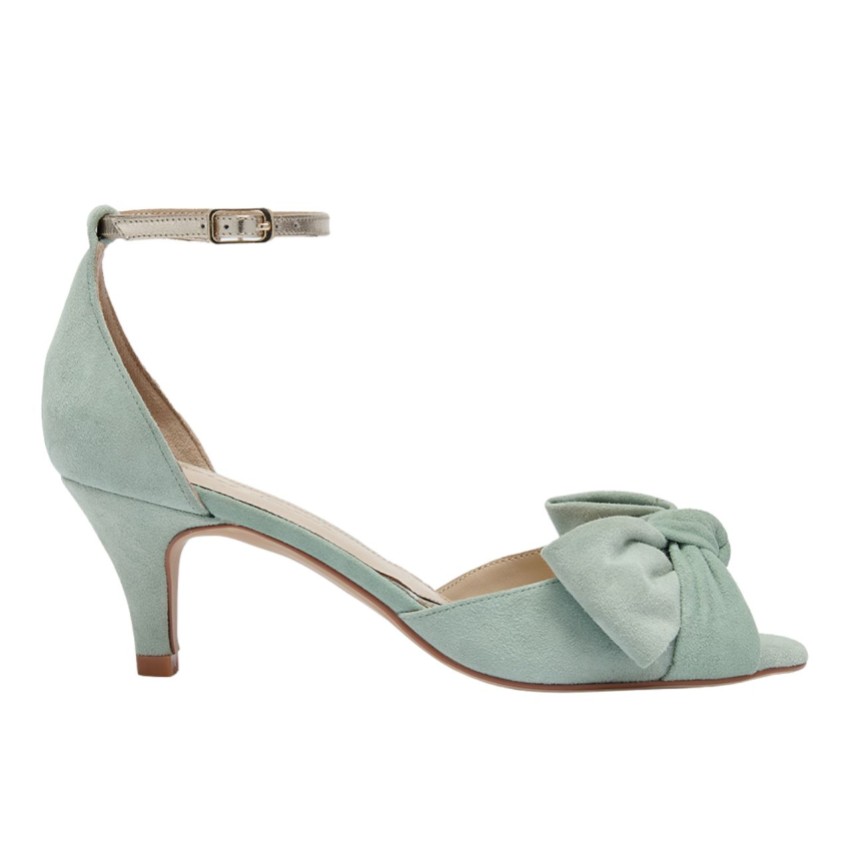 Fotografía: Rachel Simpson Zapatos de tacón con lazo y correa al tobillo de ante verde menta de Margot