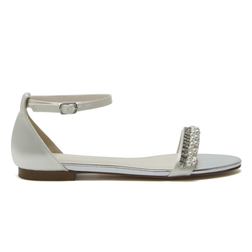 Fotografia: Rainbow Club Amyla - Sandali da sposa piatti impreziositi in raso avorio colorabile