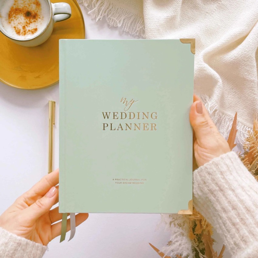 Fotograf: Salbeigrünes Luxus-Hochzeitsplanerbuch mit vergoldeten Rändern